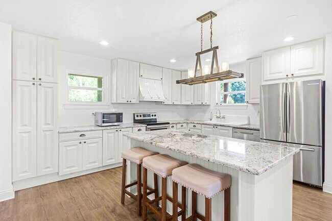 Building Photo - New Rental!