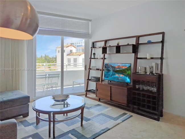 Building Photo - 225 Collins Ave