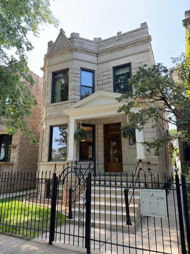 Building Photo - 2036 N Sawyer Ave