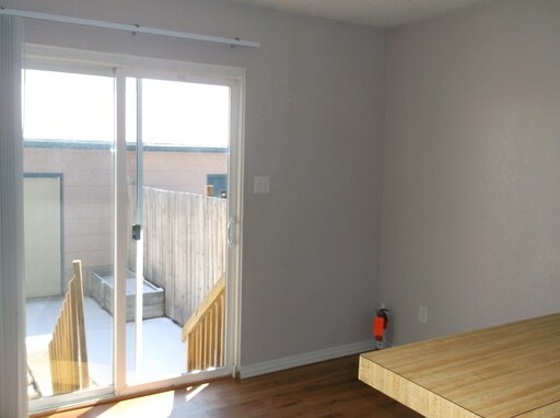 Building Photo - 3 BEDROOM, 1.5 BATHROOM TOWNHOUSE, 2 CAR D...