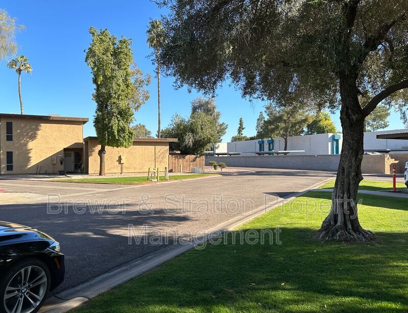 Primary Photo - 1051 S Dobson Rd
