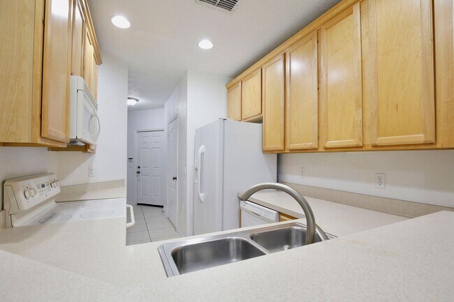 Building Photo - Beautiful 2/2.5 Cozy Townhome with a 1 Car Garage in the Gated Community of Victoria Pines - Orlando