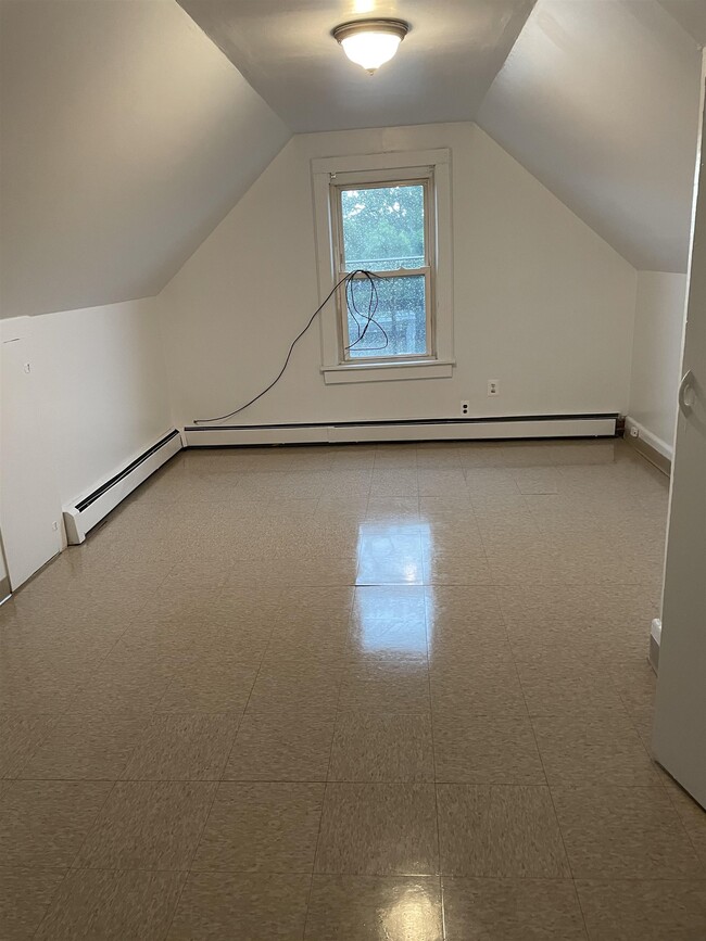 Building Photo - 86 Orono St