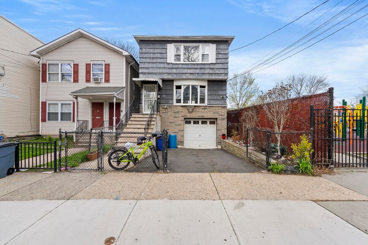 Primary Photo - 112 Van Nostrand Ave