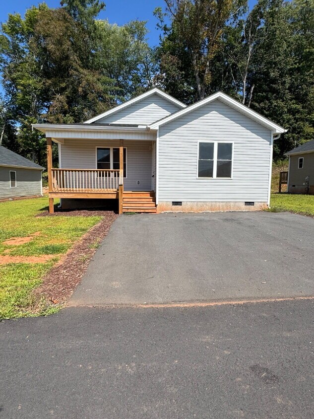 Primary Photo - "Charming 3-Bedroom Retreat in Mars Hill: ...
