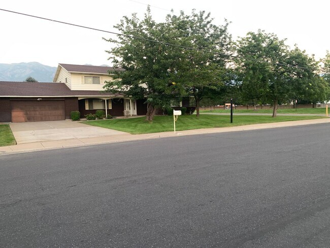 Foto del edificio - 3 Bedroom 3 1/2 bath-All Utilities & Lawnc...