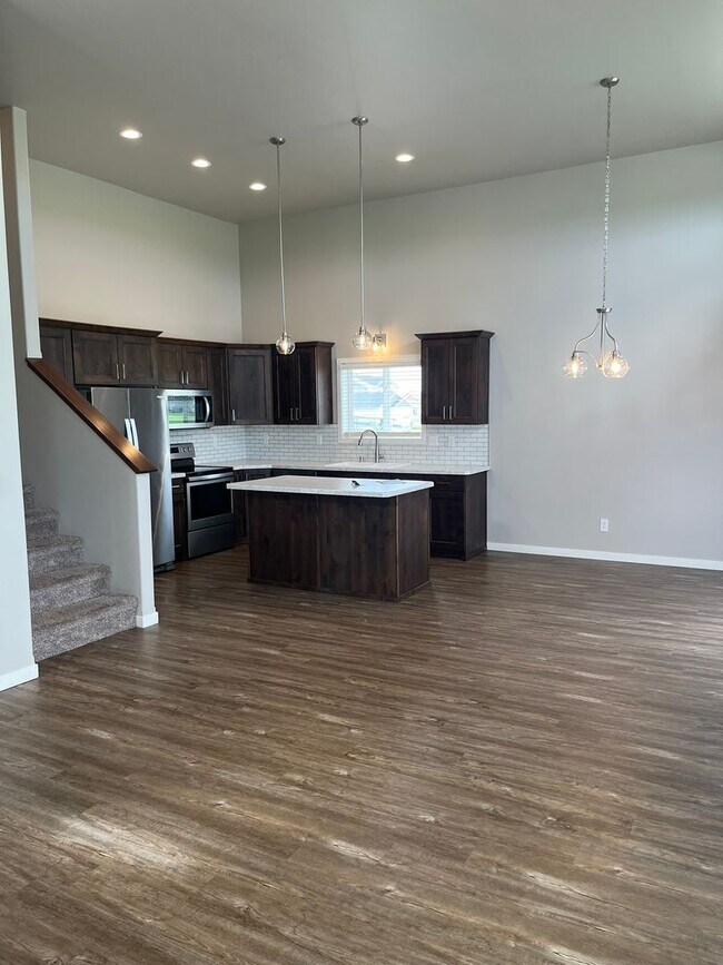 Building Photo - 3 Bedroom 3 Bath Tri Level Split attached ...