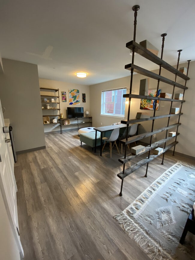 Building Photo - Madison 2.0 - Studio + extra room