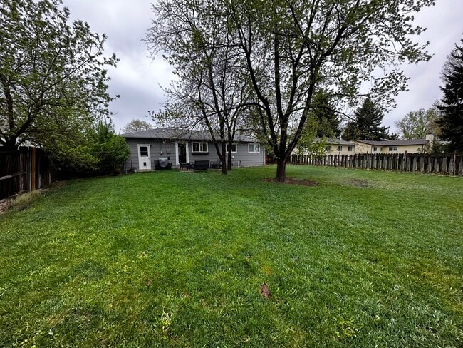 Building Photo - 709 Ponderosa Dr