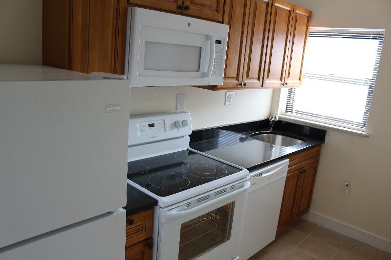 Primary Photo - 114 Longwood Ave