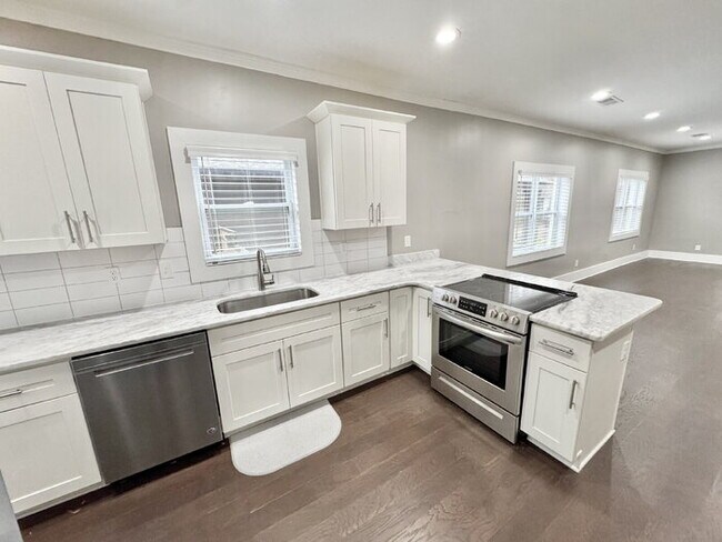 Building Photo - 1046 Tanglewood St