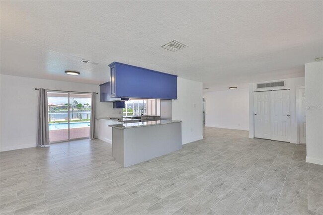 Foto del edificio - 6422 Lake Sunrise Dr