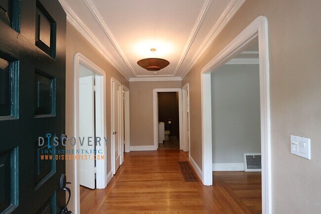 Building Photo - Upper Rockridge 3 Bedroom Home