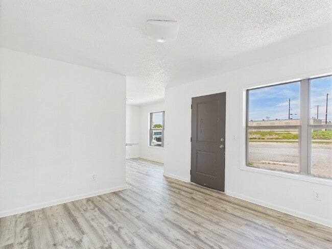 Building Photo - Lower Level 2/1