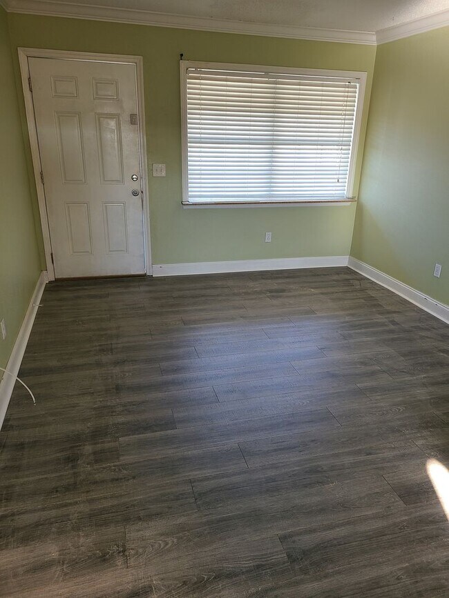 Foto del edificio - 1.1 New laminate flooring - looks amazing- Community Pool and Laundry facility