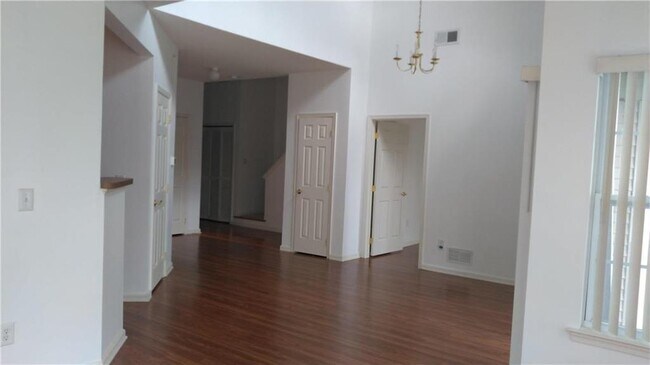 Building Photo - 731 Eden Terrace