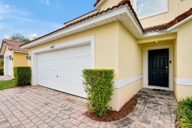 Foto del edificio - "Furnished 4-Bedroom Pool Home – Comfort and Style in Davenport"