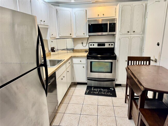 Building Photo - 300 Bayview Dr