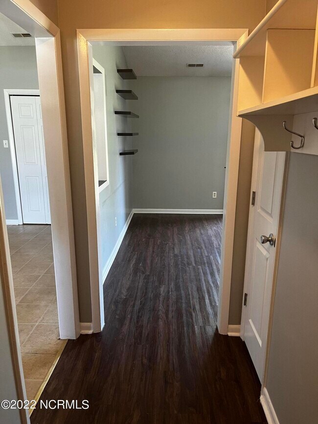 Building Photo - 496 Hemlock Dr