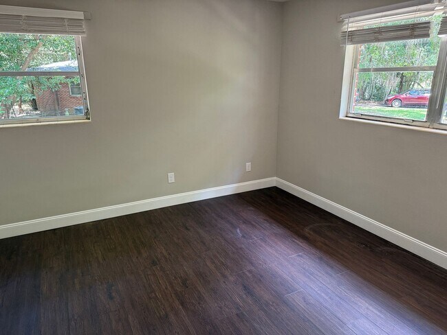 Building Photo - Intown Duplex