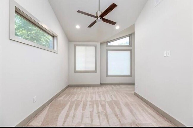 Building Photo - 900 Banister Ln #C C