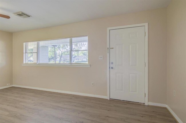 Building Photo - 2605 W Dumble St