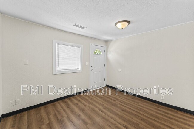 Building Photo - 205 S 6th St