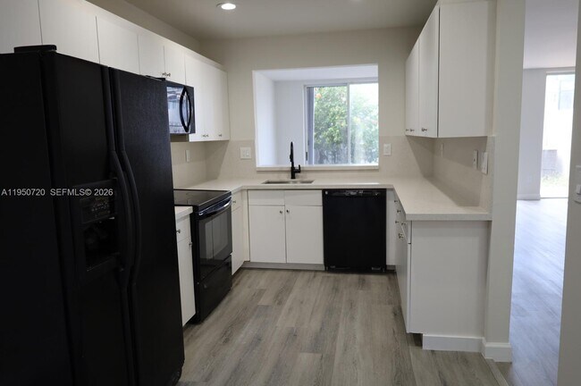 Foto del edificio - 5240 NW 102nd Ct