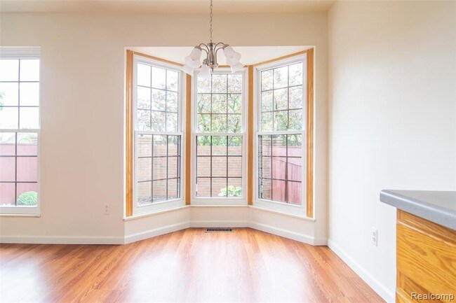 Building Photo - 38842 Country Cir
