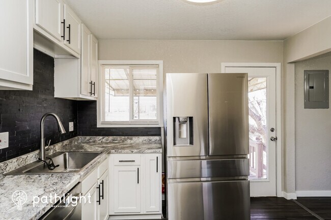 Foto del edificio - 1018 Fosdick Drive, Colorado Springs, CO, ...