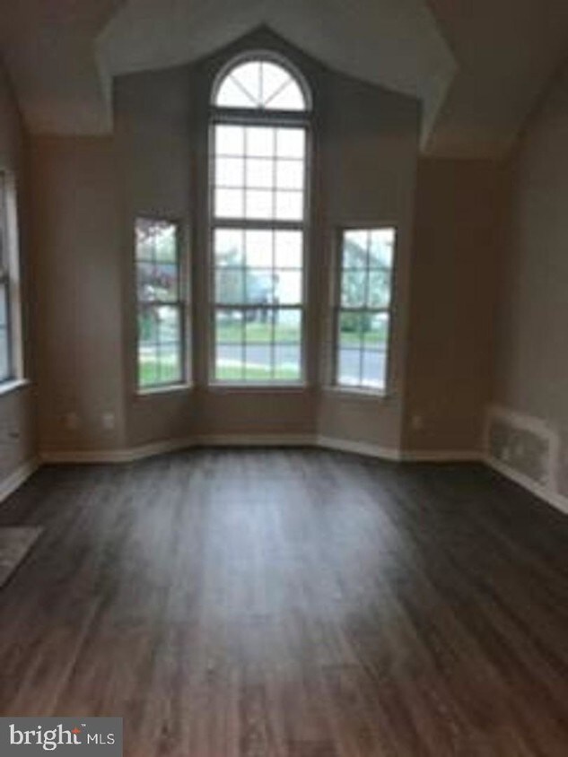 Foto del edificio - 74 Pondview Ln
