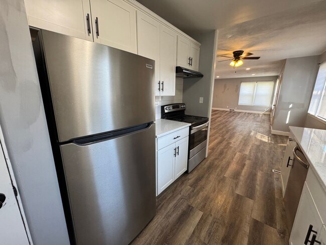 Foto del edificio - Large Moline Home with 3-Car Garage, Privacy, and Plenty of Space