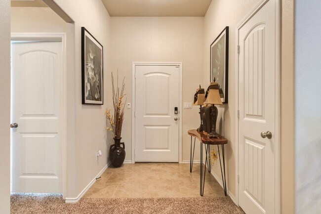 Foto del edificio - Quincy Park Beauty- Available Now