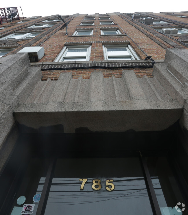 Foto del edificio - 785 Mace Ave