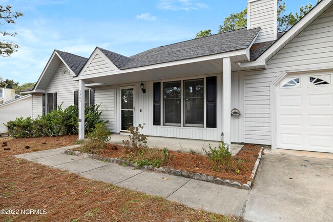 Foto del edificio - 5305 Goldenrod Dr