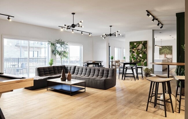 Building Photo - Champlain Village Urbain