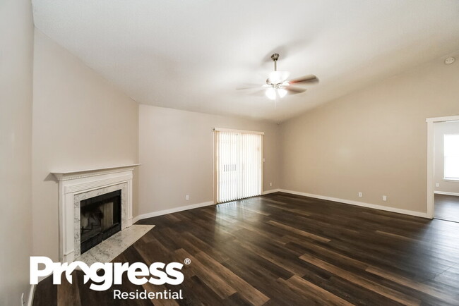 Foto del edificio - 100 Autumn Springs Ct W