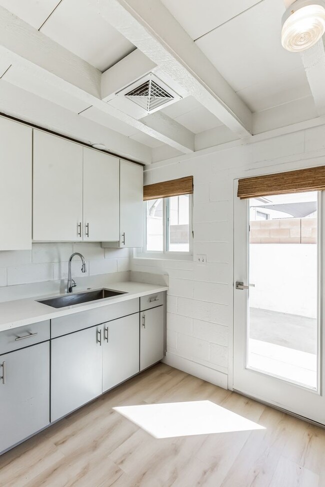 Foto del edificio - Posh Mid-Century Studio Apartment Home in ...