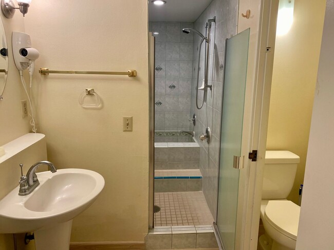 Building Photo - Fully furnished 1 bedroom in the heart of ...