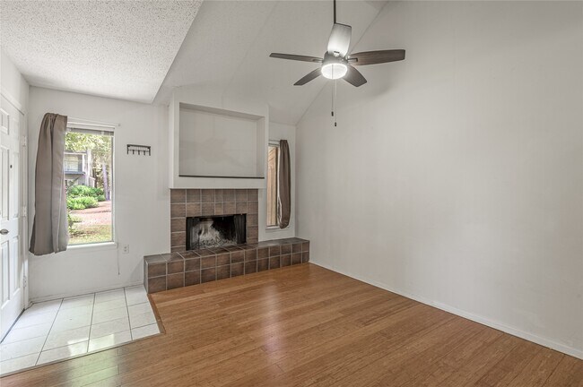 Foto del edificio - 502 Hickory Dr