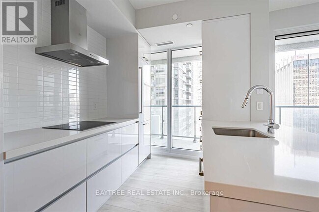 Photo du bâtiment - 2221 Yonge St