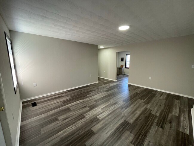 Building Photo - Home for the Holidays!
