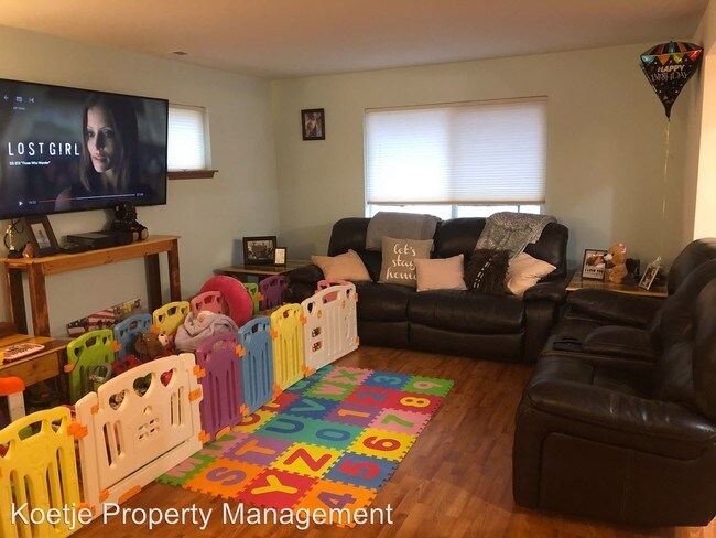 3 Br 2 5 Bath House 145 Ne Melrose Pl For In Oak Building Photo 3 Br 2 5 Bath House 145 Ne Melrose Pl