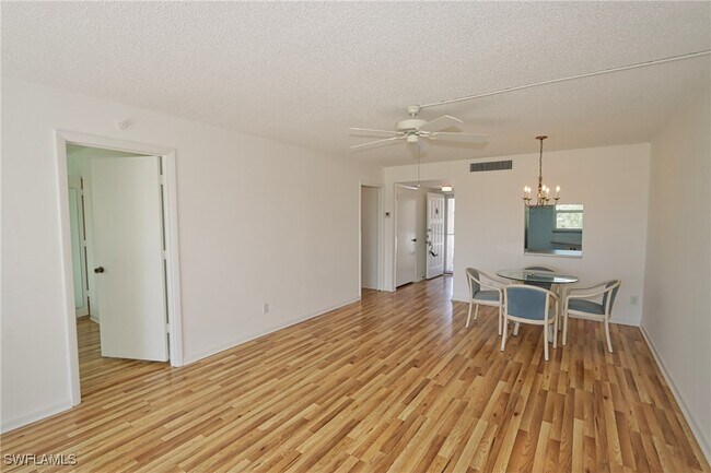 Foto del edificio - 13 High Point Cir N