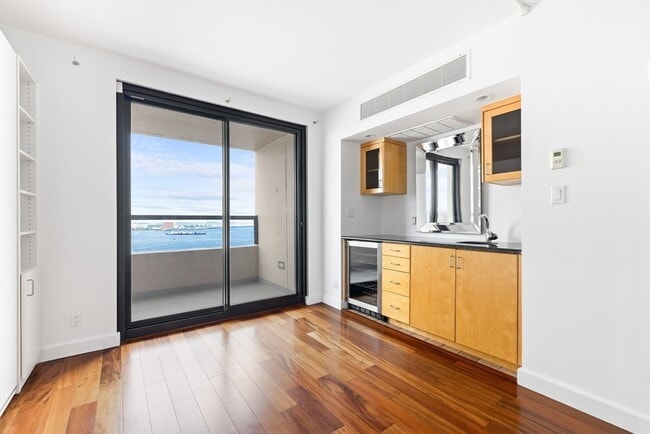 Building Photo - 65 E India Row