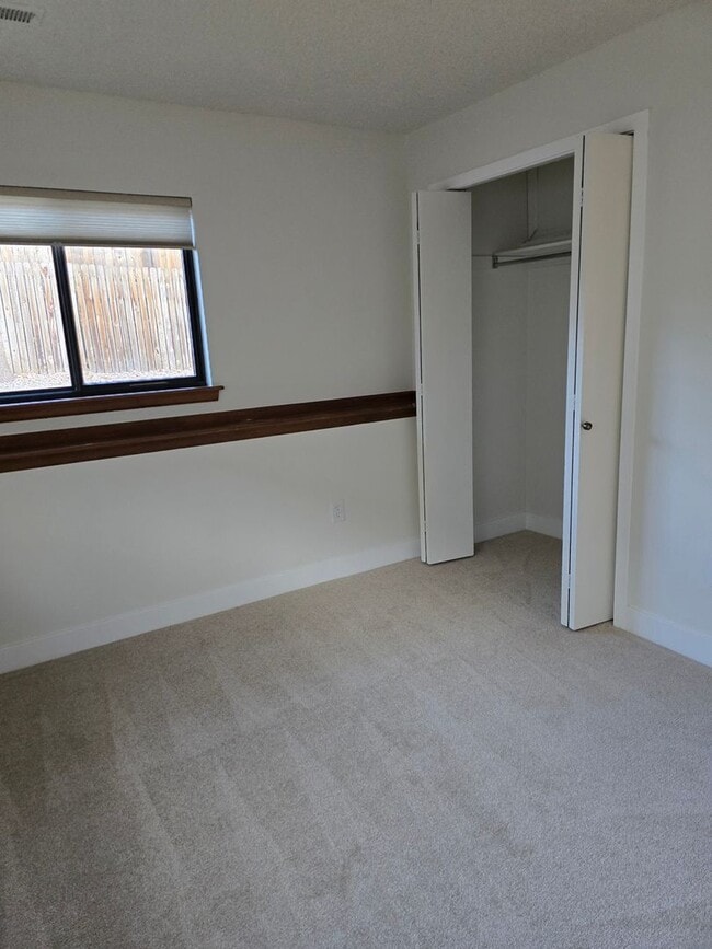 Foto del edificio - 443 Lincoln Cir