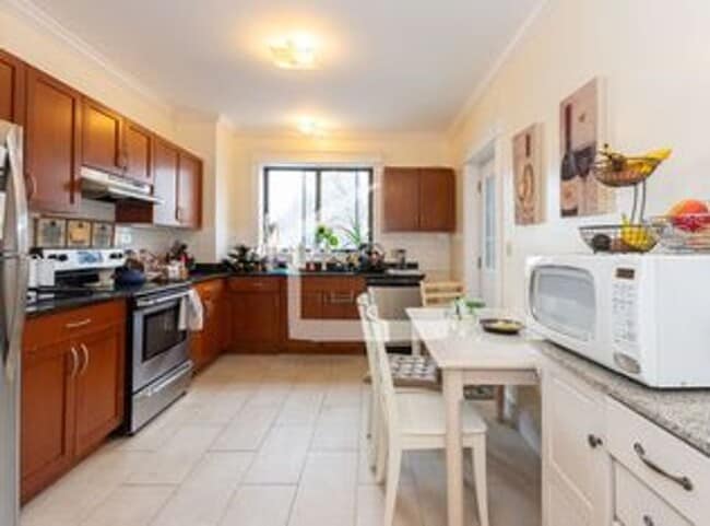 Building Photo - Large Unit near T and Brookline Border.  GREAT for BU students! Cat OK