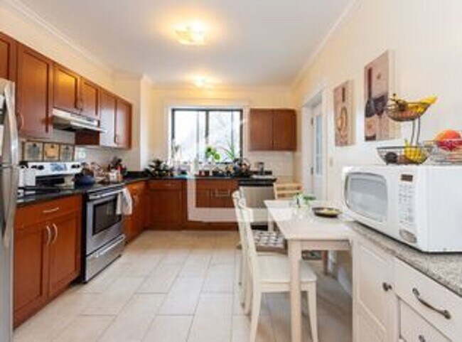 Foto del edificio - Large Unit near T and Brookline Border.  GREAT for BU students! Cat OK
