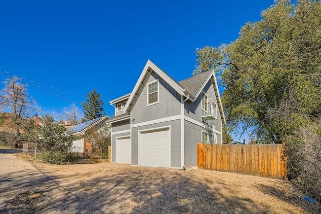 Building Photo - 515 W San Miguel St