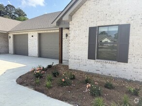 Building Photo - Saddle Creek